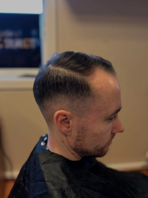 Nyklipt herre med brunt hår