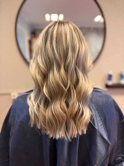 Nyklipt dame med blondt hår