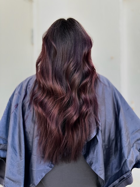 Nyklipt dame med brunt hår